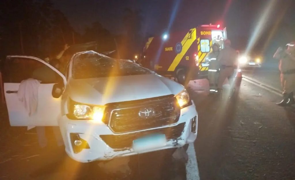 Motorista de Hilux fica ferido após capotar na PR-323, em Umuarama