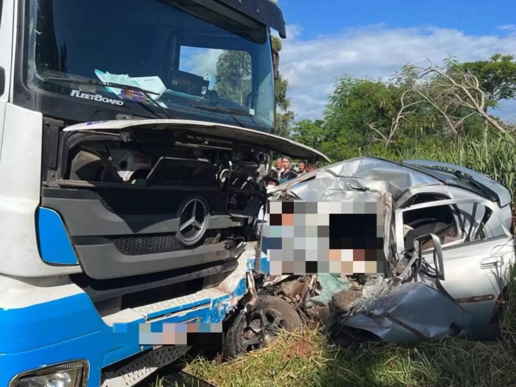 Acidente entre caminhão e carro deixa um morto e dois feridos na PR-182, em Xambrê