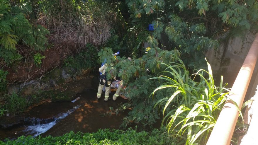 Idosa para para descansar e cai de ponte no Bairro Brasília