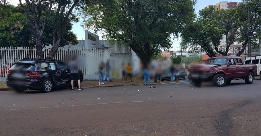 Forte acidente entre BMW e Ranger é registrado no Centro