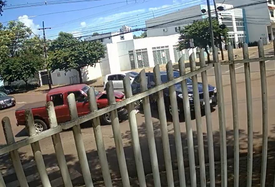 Vídeo mostra caminhonete avançando preferencial e batendo em BMW X3