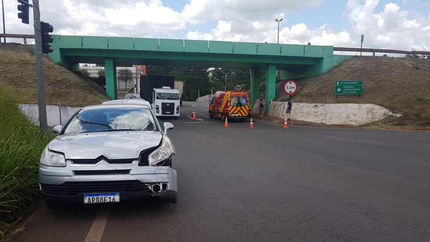 Carro e moto se envolvem em colisão no Viaduto da Petrocon