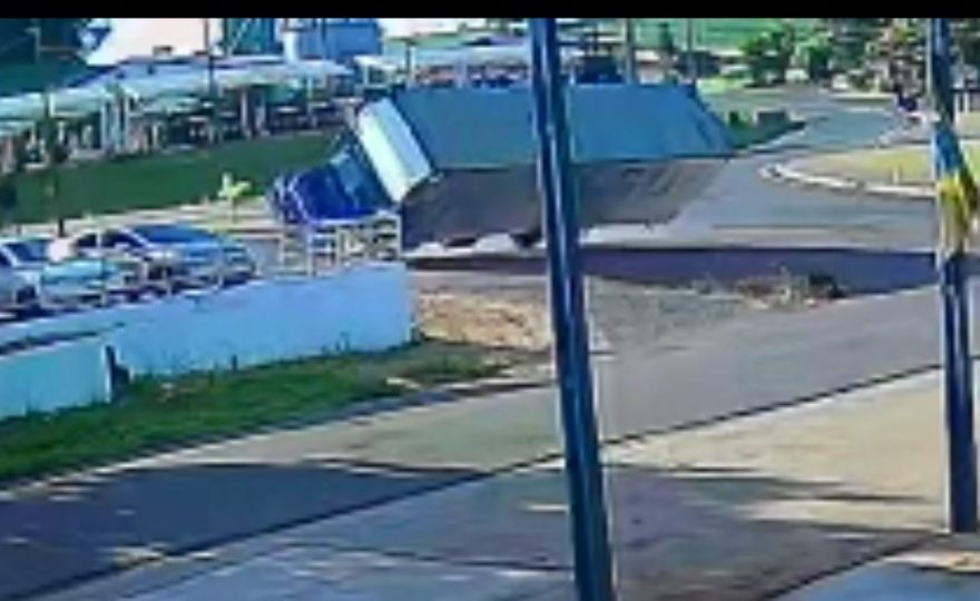 Vídeo mostra momento em que caminhão tomba em trevo da PR-281