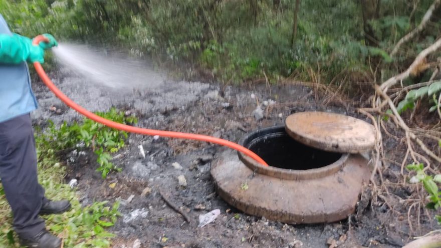 Vazamento de esgoto: Tubulação estava obstruída por lixo no Santa Felicidade