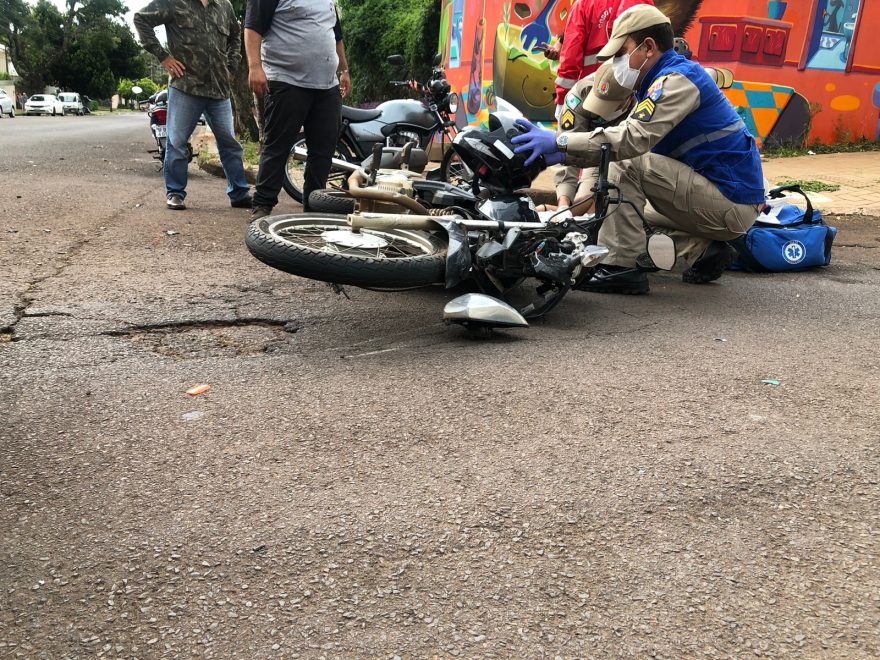Após acidente entre duas motos no Centro, mulher fica ferida