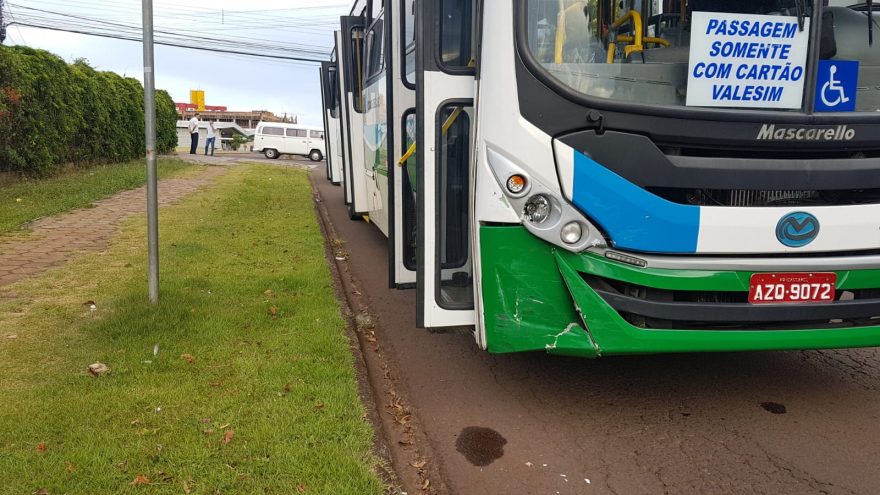 Colisão de trânsito envolvendo ônibus do transporte público é registrada no Bairro Coqueiral