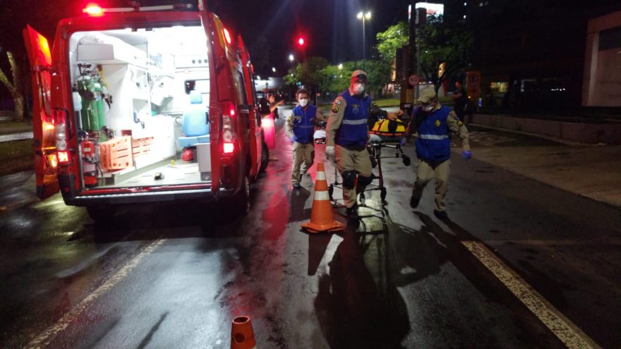 Motociclista fica ferido em acidente na Avenida Brasil