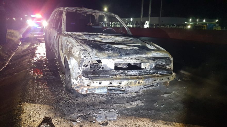 Chevette com placas de Altônia é consumido pelo fogo na BR-277, na saída para Curitiba