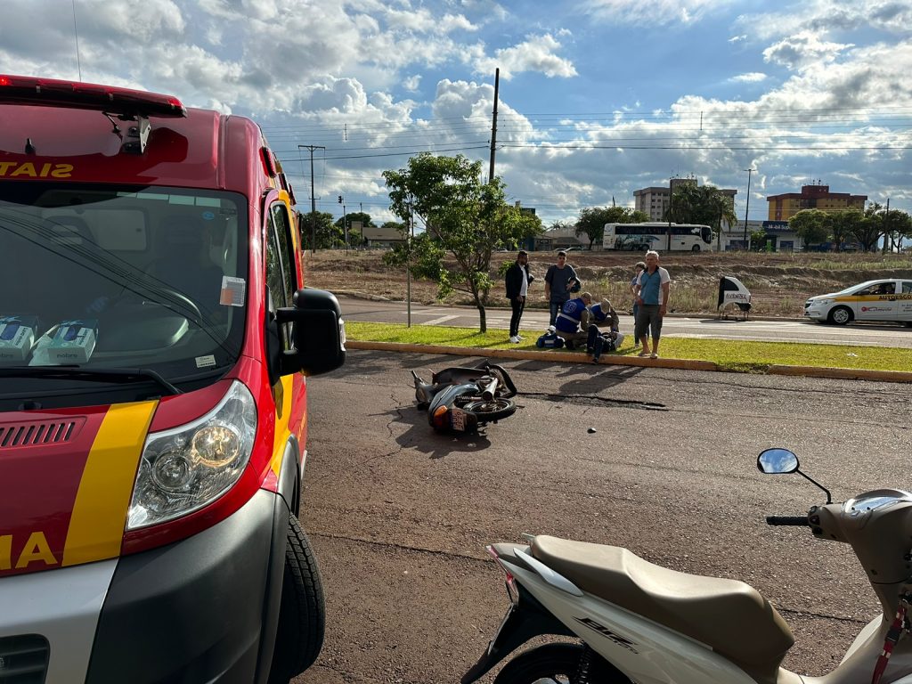 Novamente veículos batem na Avenida Piquiri com a Rua Antonina; Jovem, de 21 anos, fica ferida
