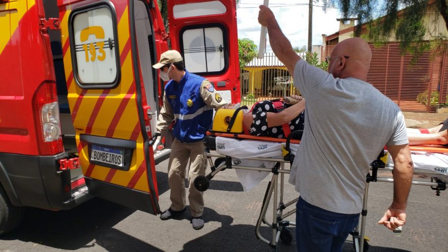 Mulher sofre queda de moto no Bairro Neva e é socorrida pelo Siate