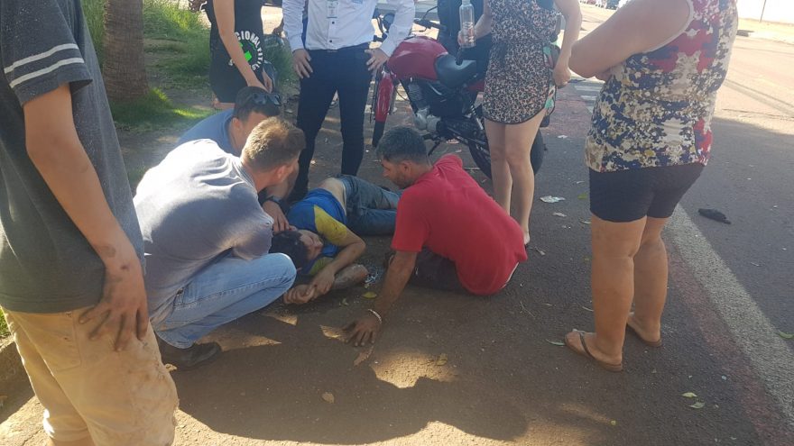 Após colisão entre Honda Fit e Honda CG, motociclista fica ferido