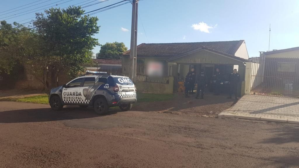 Crianças de dois e quatro anos são deixadas sozinhas em casa enquanto pais trabalham