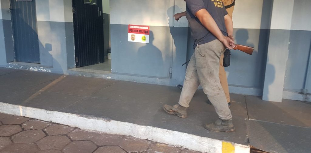 Homem é detido por posse ilegal de espingarda calibre 28