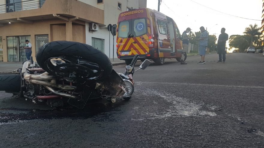 Motociclista fica ferido em colisão entre Bandit e Corolla