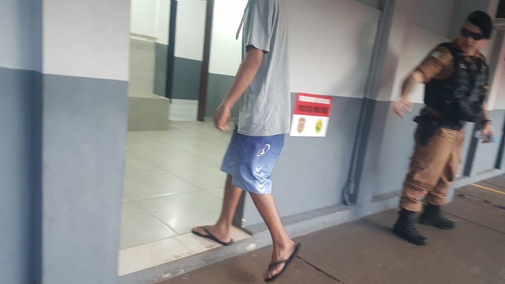 Adolescente é levado para a delegacia após tentar fugir da PM utilizando moto irregular