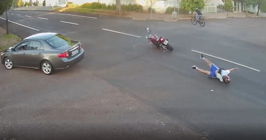 Câmera flagra acidente entre Bandit e Corolla, na Neva