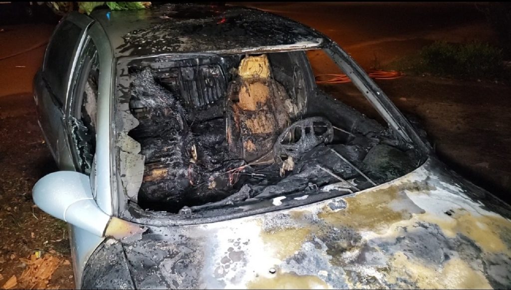 Vectra fica destruído após pegar fogo, no bairro Esmeralda