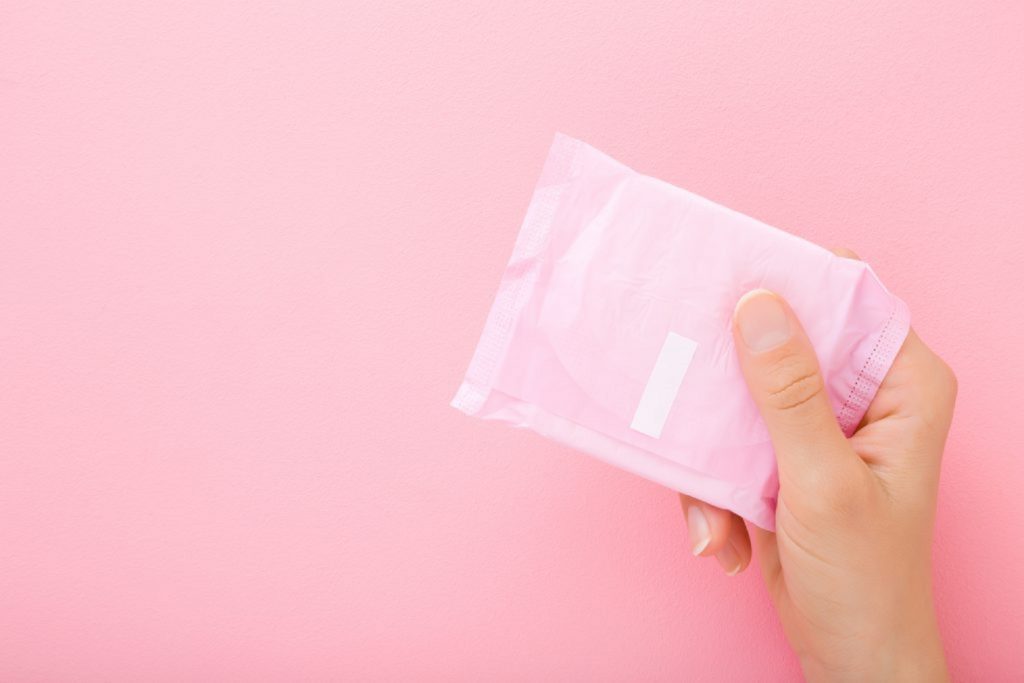 Dignidade menstrual: programa vai distribuir absorventes a meninas de 11 a 16 anos em risco social