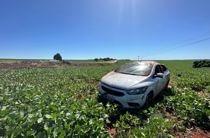 Veículo fica bastante danificado após capotamento na BR-467