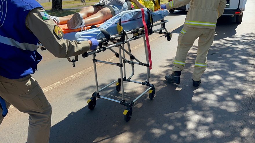 Adolescente fica ferido após colidir de patinete contra um veículo
