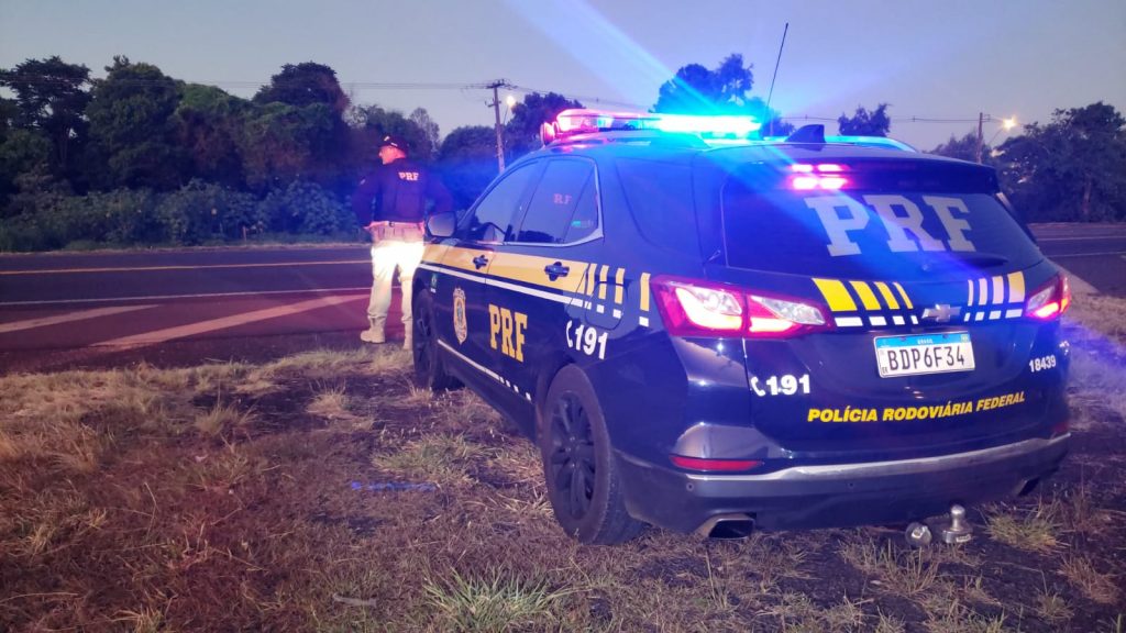Carreta causa congestionamento na BR-277 após pane no sistema; PRF prestou apoio