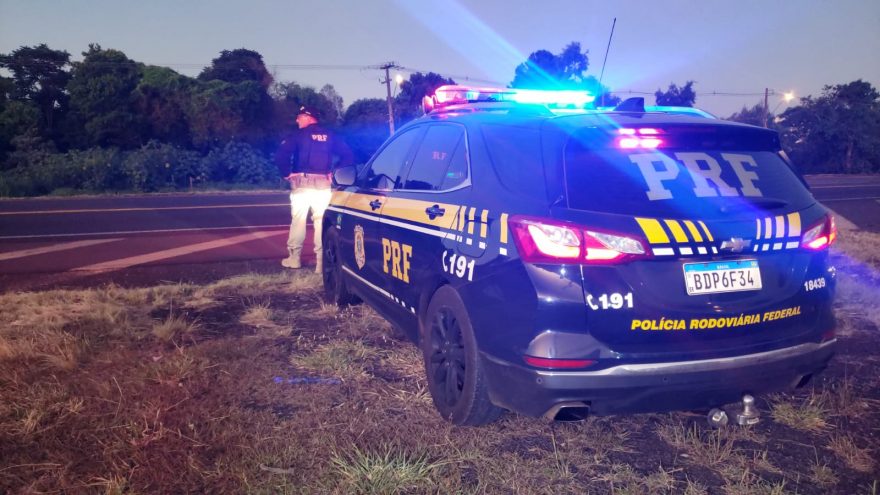 Carreta causa congestionamento na BR-277 após pane no sistema; PRF prestou apoio