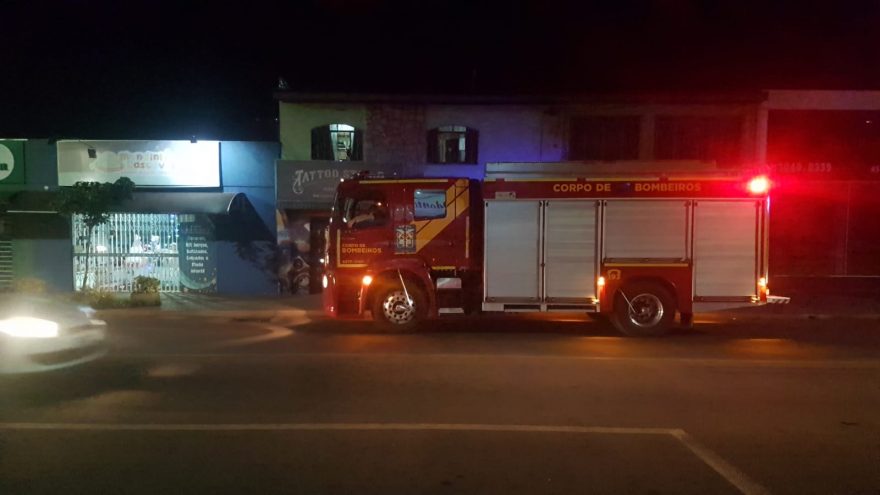 Cabos de telefonia pegam fogo e Bombeiros são acionados