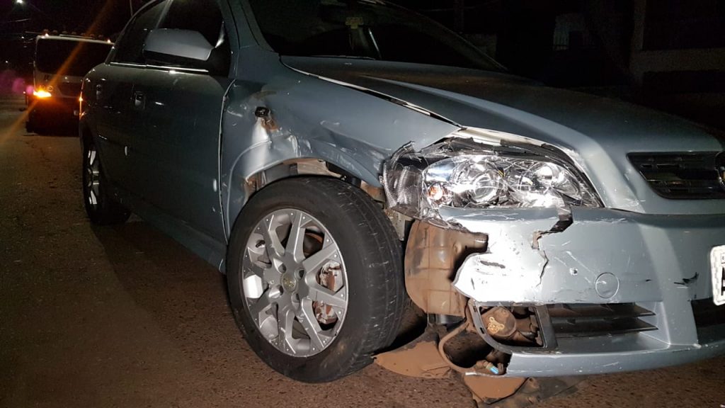 Três carros colidem na Rua Presidente Juscelino Kubitschek