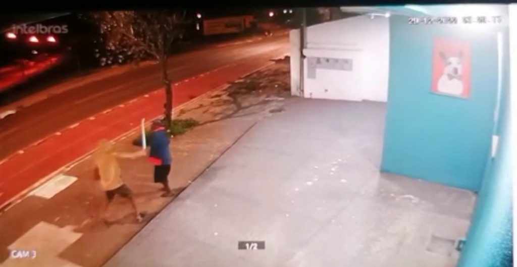 Vídeo: imagem flagra homem agredindo mulher com barra de ferro no Santa Cruz