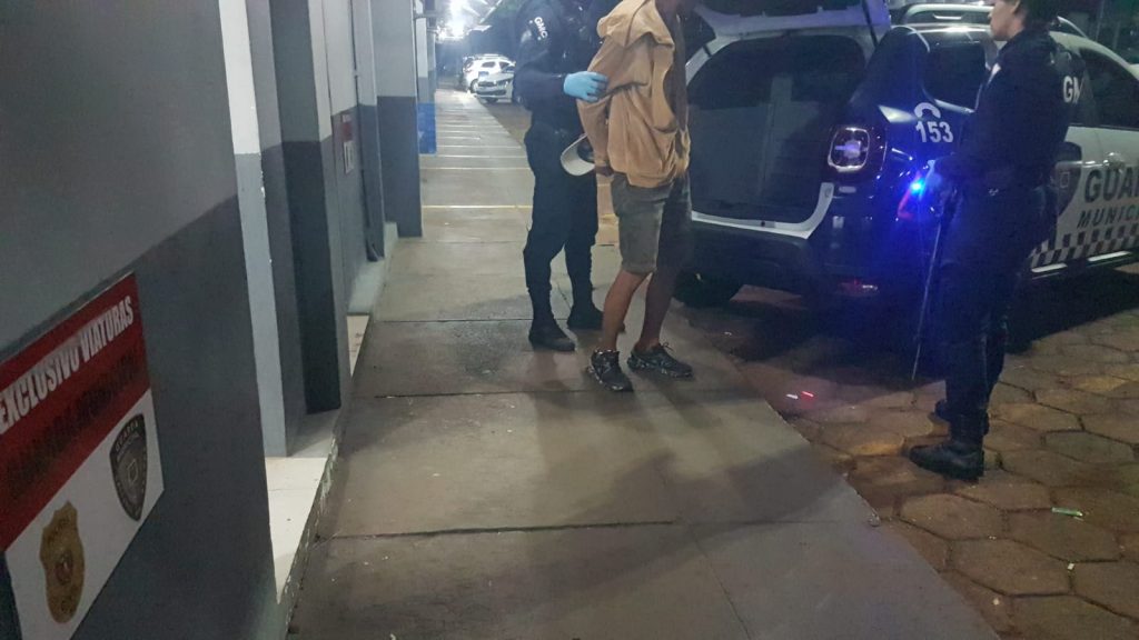 Homem que agrediu vítima com barra de ferro na Tito Muffato é conduzido à delegacia