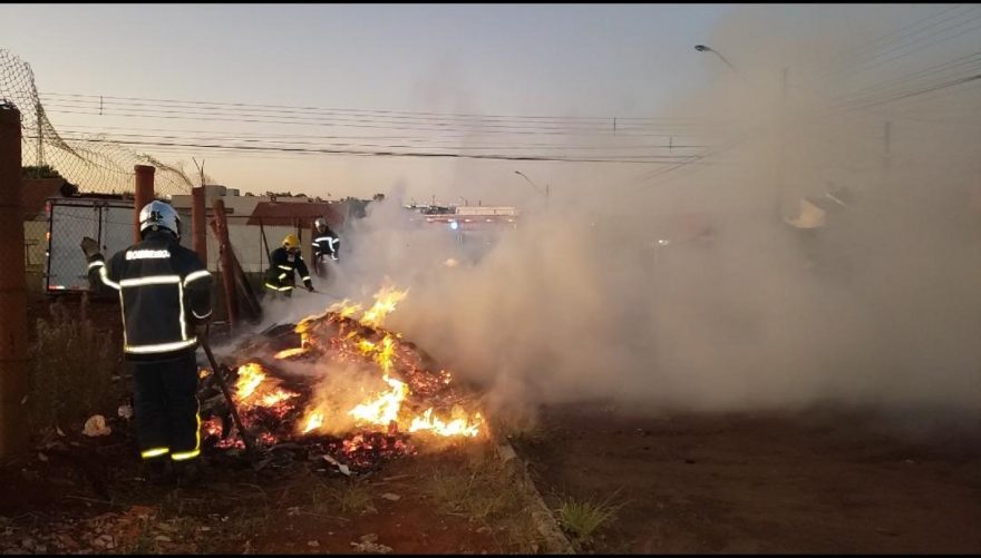 Incêndio em entulhos dá trabalho aos Bombeiros e gera transtorno a moradores no Alto Alegre
