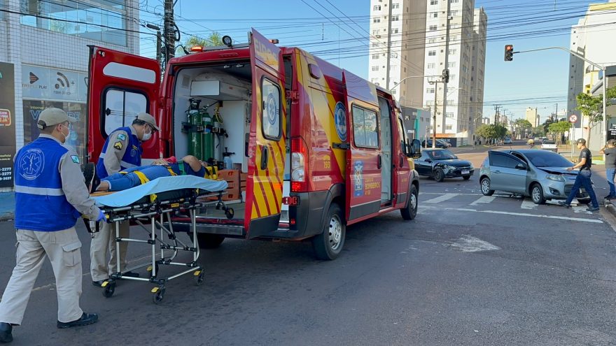 Acidente entre dois carros em cruzamento com semáforo deixa mulher ferida no São Cristóvão