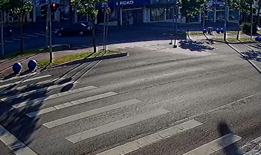 Vídeo mostra carro fazendo conversão irregular a esquerda e colidindo contra Palio