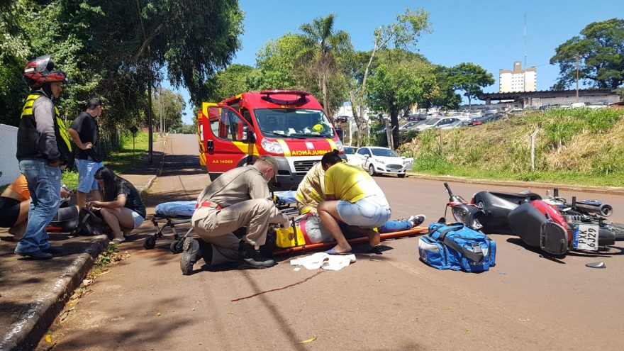 Motociclista tem grande sangramento na boca após sofrer queda de moto