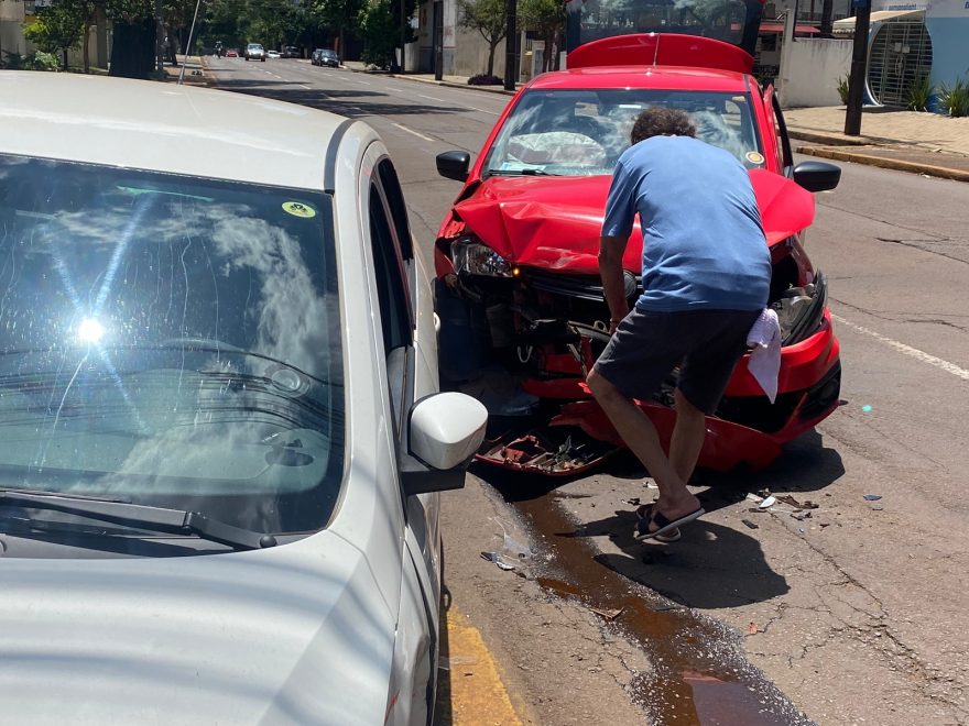 Forte colisão entre Gol e Voyage é registrada na Rua Paraná, no Centro