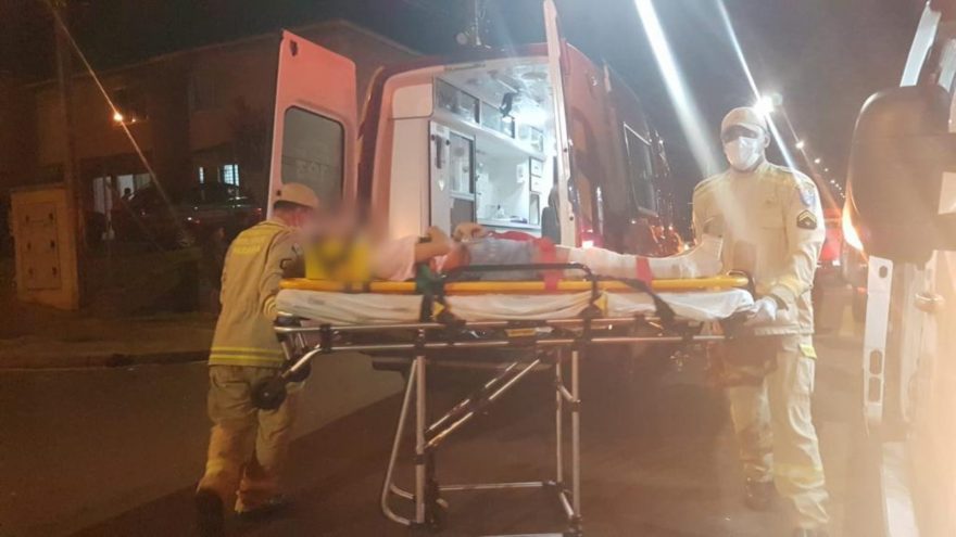 Motociclista colide contra carro estacionado no Riviera