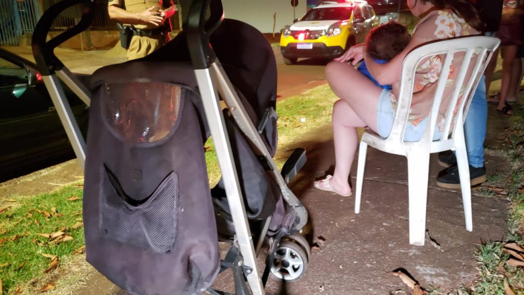 Homem abandona filho de um ano na rua e acaba detido no bairro Cataratas