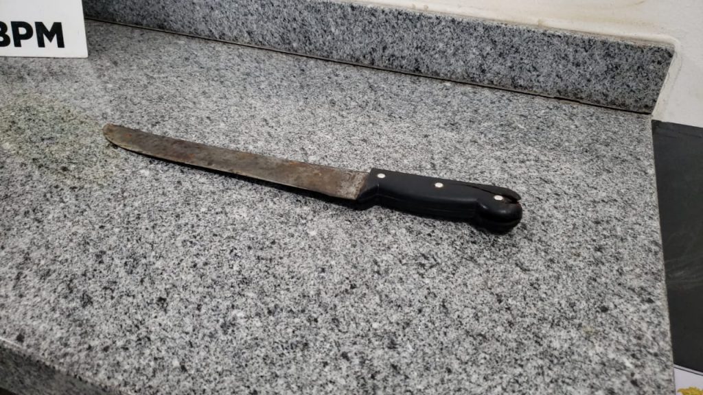 Homem armado com facão agride policiais durante evento, foge algemado, mas é capturado pela Rotam