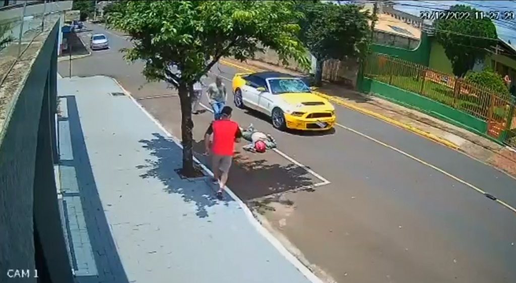 Vídeo mostra momento em que idoso de 66 anos morre atropelado por Mustang em Apucarana