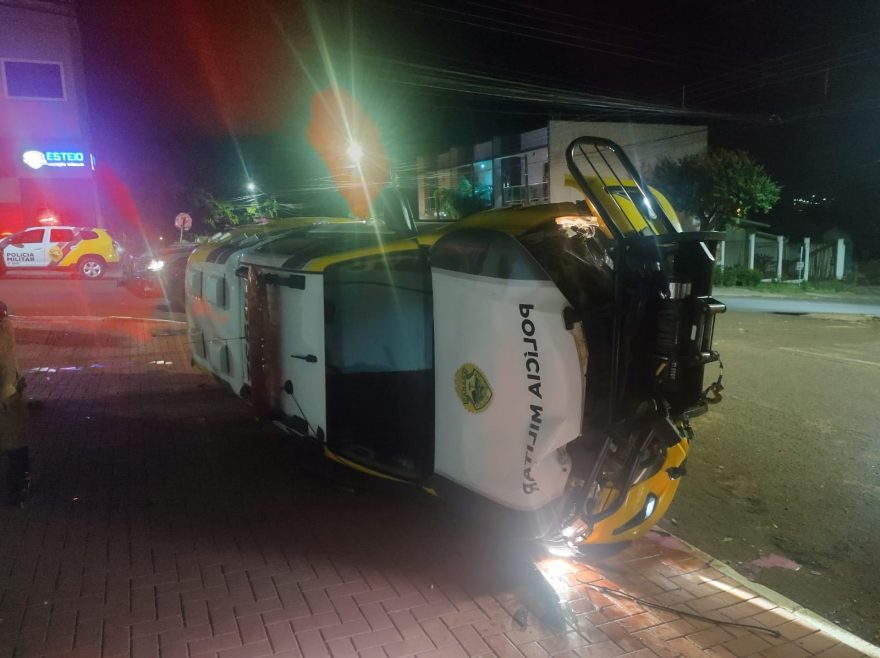 Viatura da PM tomba após colisão com Ônix no bairro Neva
