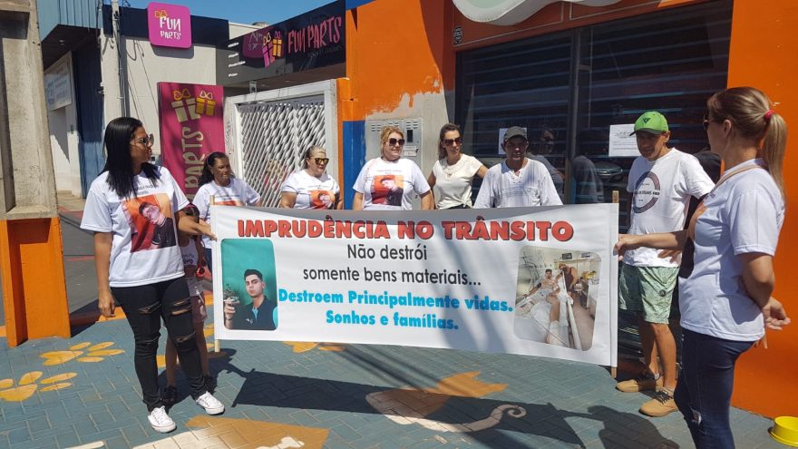 “Queremos justiça”: Familiares de Nathan Henrique fazem protesto pacífico