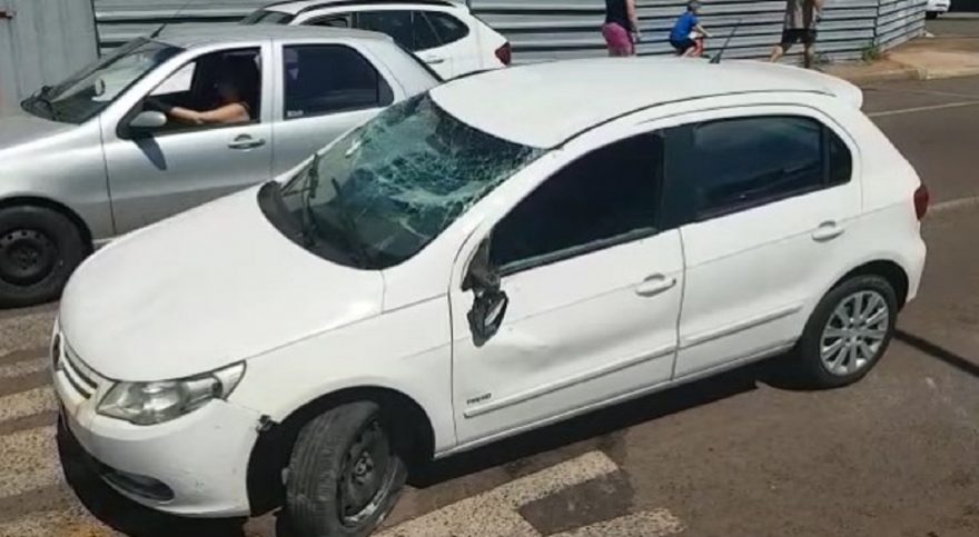 Gol fica bastante danificado após tombar na Av. Carlos Gomes