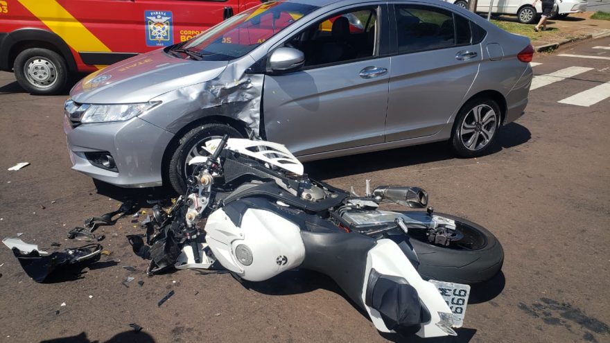Motociclista fratura o punho após colisão no Floresta