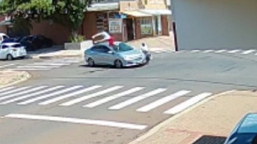 Câmera mostra motociclista sendo arremessado após colisão no Floresta