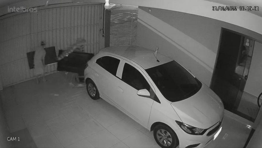 Ladrões fazem a limpa em residência no São Cristóvão