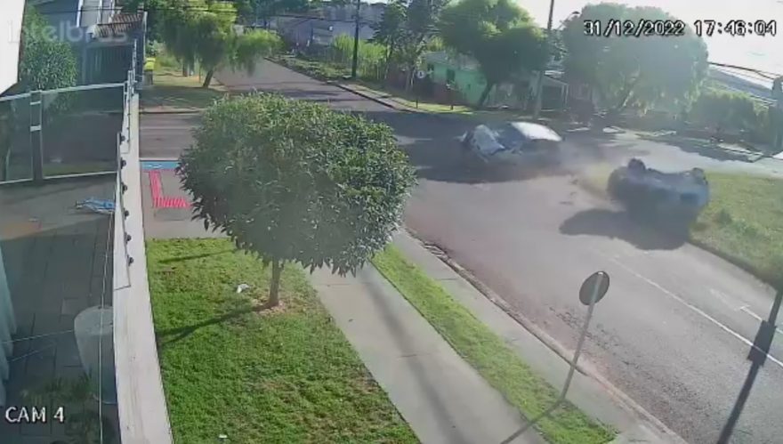Câmera flagra capotamento no Bairro Coqueiral
