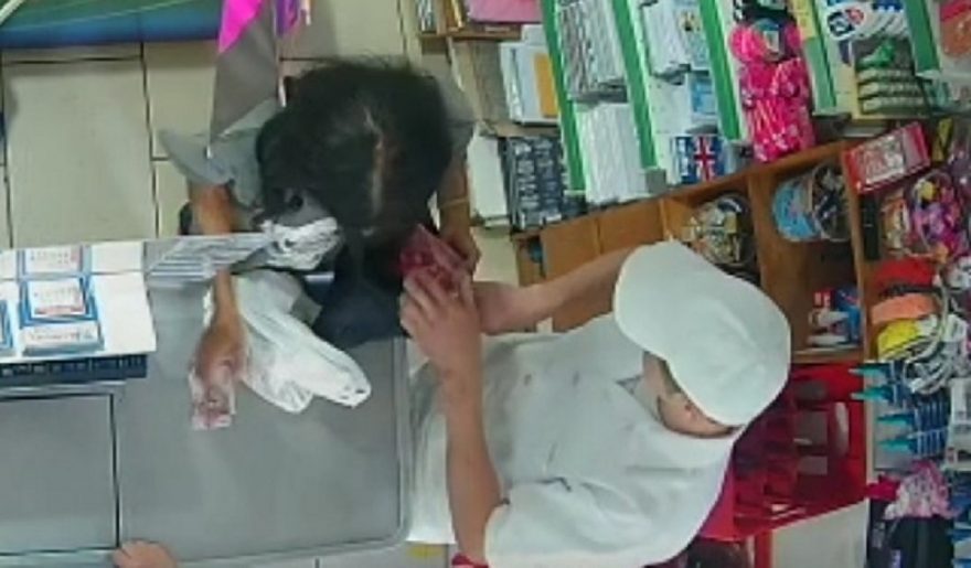 Câmera flagra mulher com carne escondida na bolsa em mercado