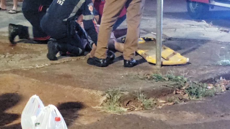 Homem nu é contido pela PM no Universitário