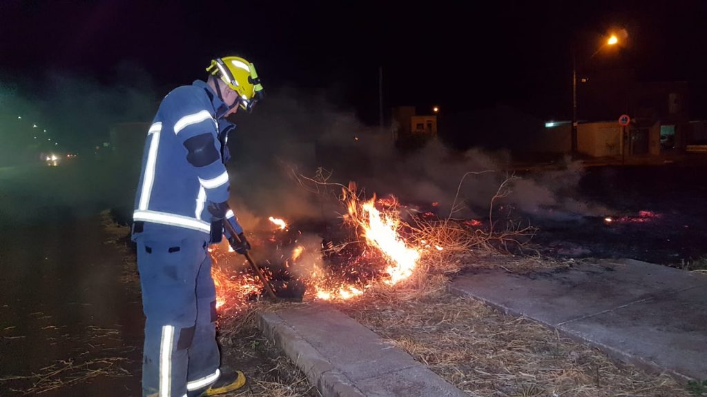 Corpo de Bombeiros combate fogo em área de vegetação seca no Loteamento Siena