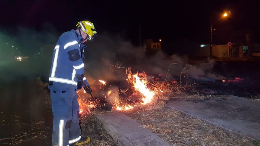 Corpo de Bombeiros combate fogo em área de vegetação seca no Loteamento Siena